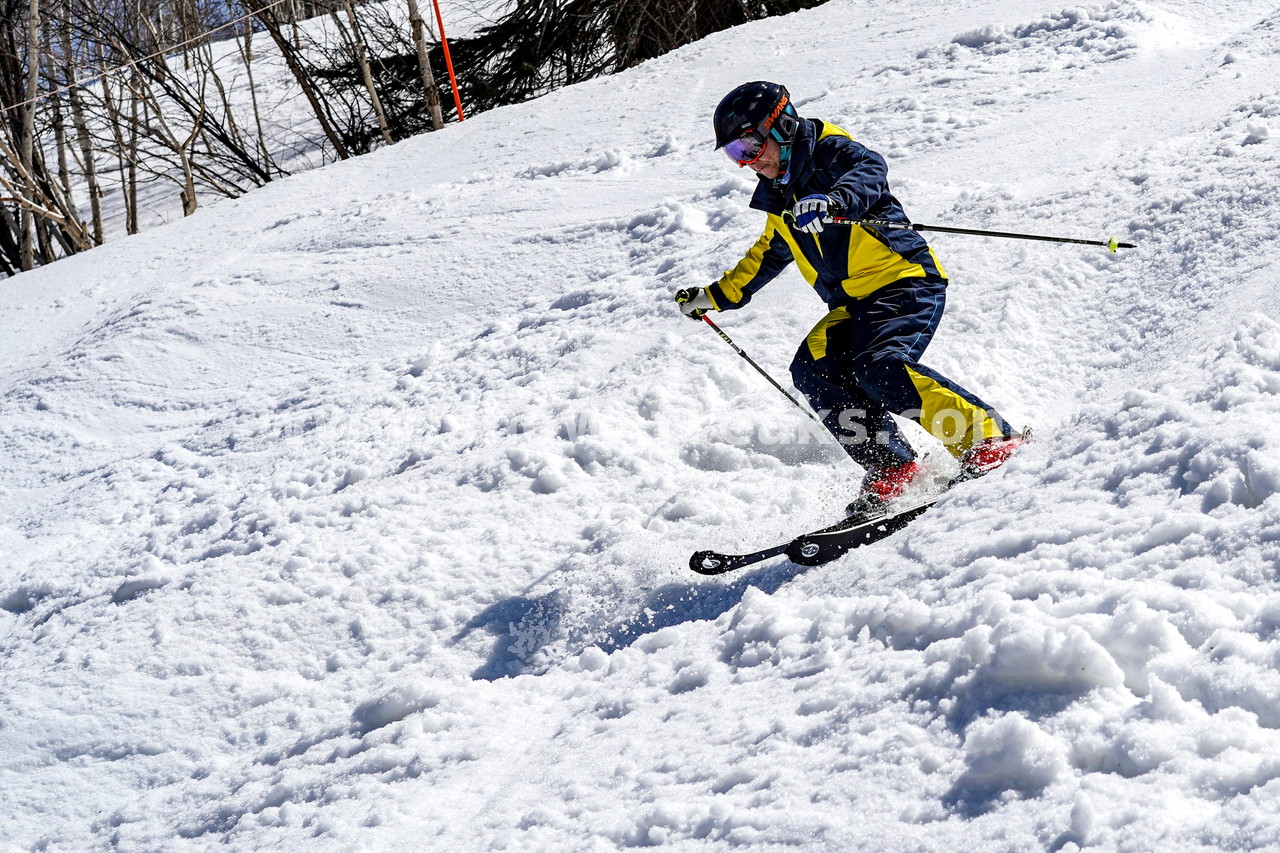 札幌国際スキー場 Mt.石井スポーツ ISHII SKI ACADEMY 校長・斉藤人之さんによる『斉藤塾』開講。本日のテーマは、「春雪！コブからスキーのたわみを楽しむ！！」(^^)v